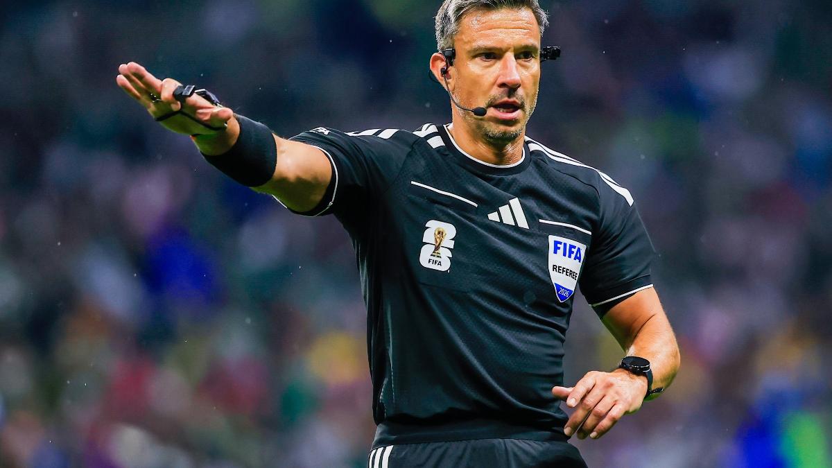 Árbitro que apitou final da Copa do Mundo anuncia aposentadoria