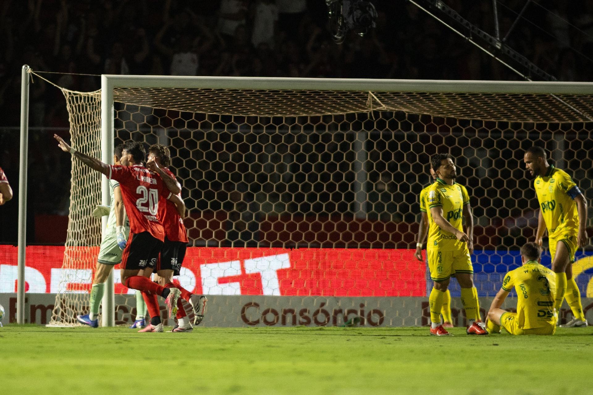 Carrascal e Paquetá comemoram gol do Flamengo contra o Mirassol - undefined