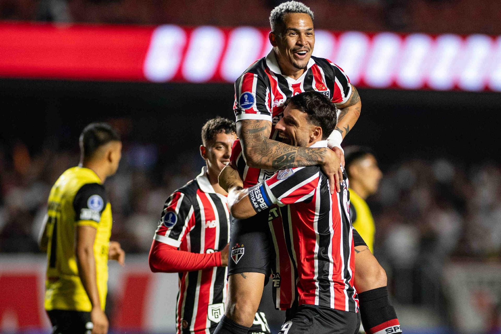 Luciano, Calleri e Lucca comemoram gol marcado sobre o O'Higgins, pela Sul-Americana - undefined