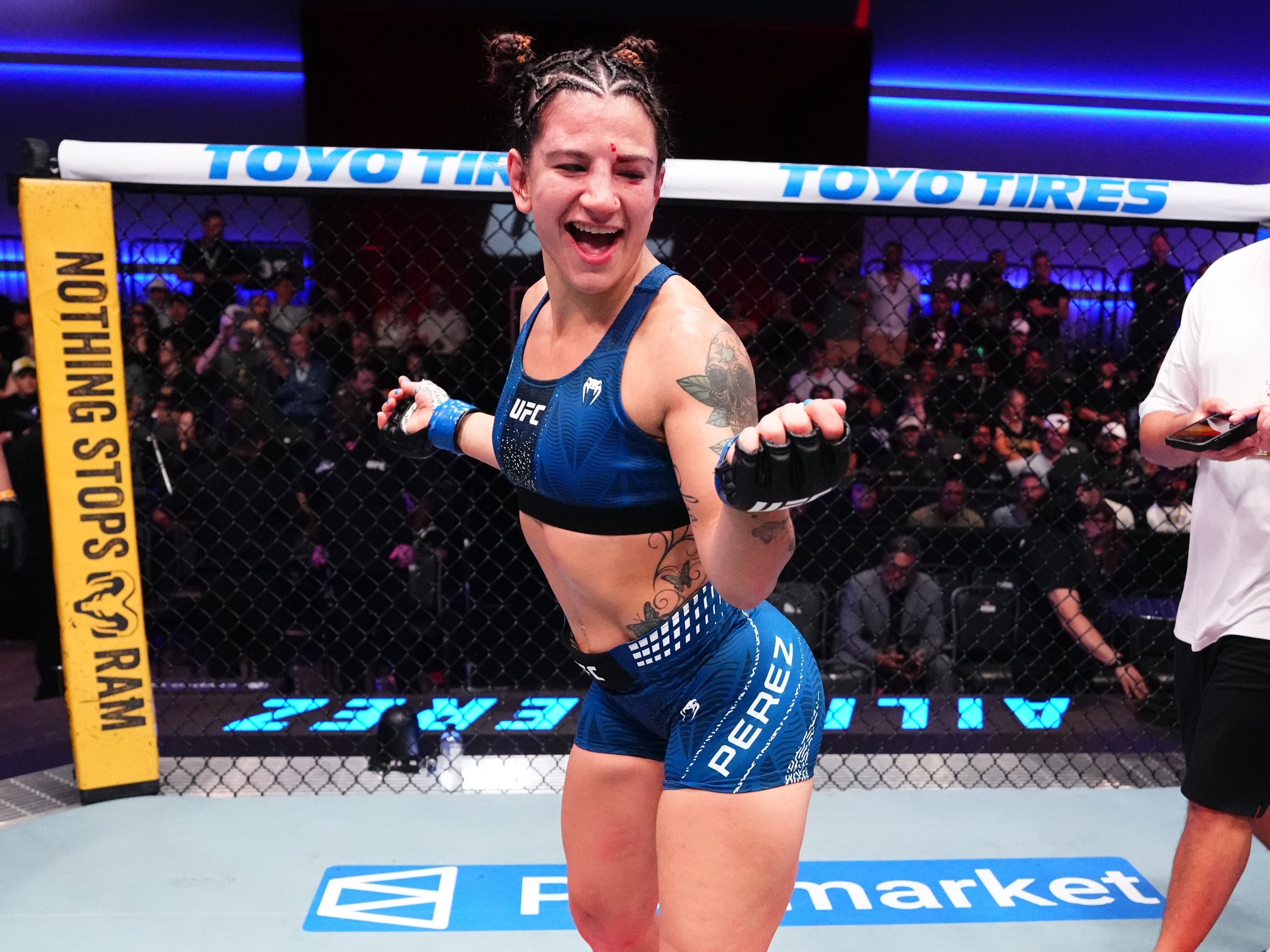 Com confusão, Ailín Pérez bate Norma Dumont e vence clássico Brasil vs Argentina no UFC