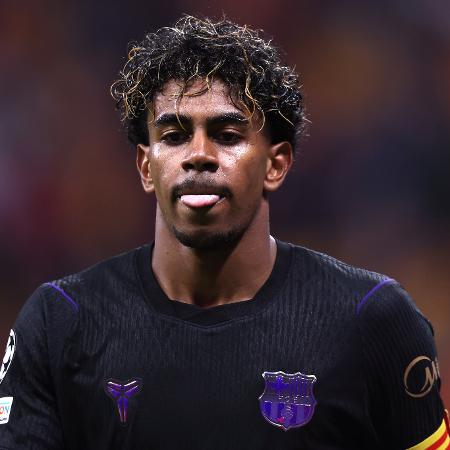 Lamine Yamal em ação durante jogo entre Galatasaray e Barcelona na Champions