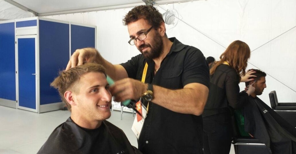 Argentino Juan Tuculet tem cabelo cortado antes de estrear no Pan