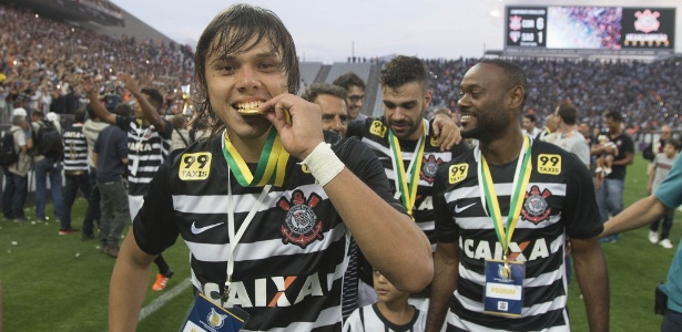 Romero celebra no gramado depois de fazer dois gols no SP e receber medalha de campeão - Daniel Augusto Jr/Agência Corinthians