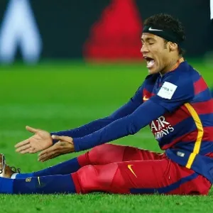 Neymar reclama de falta cometida por Sanchez na disputa entre Barcelona e River Plate em Yokohama - Thomas Peter/Reuters