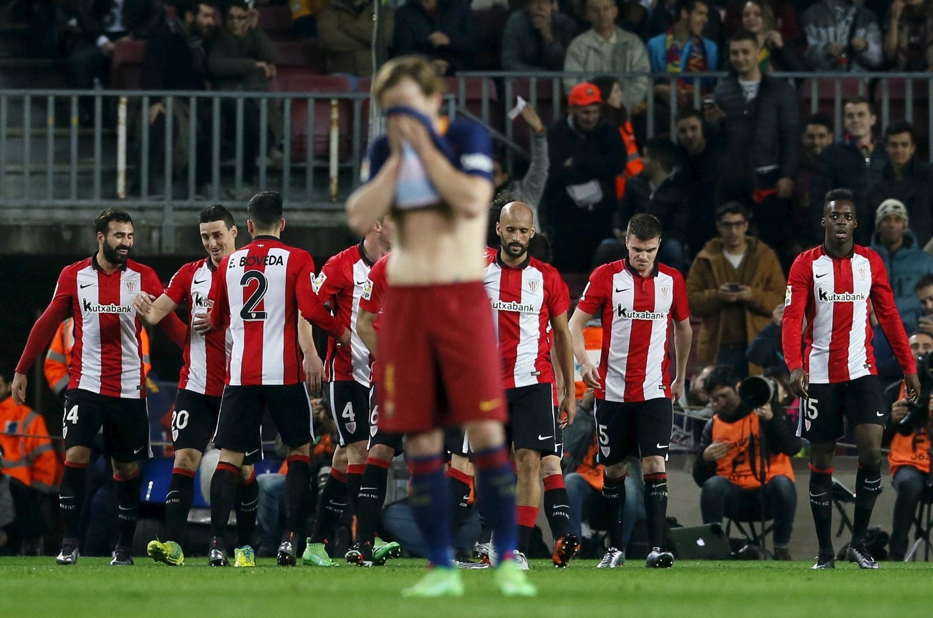 Ivan Rakitic lamenta gol do Athletic Bilbao em jogo válido pela Copa do Rei - REUTERS/Albert Gea