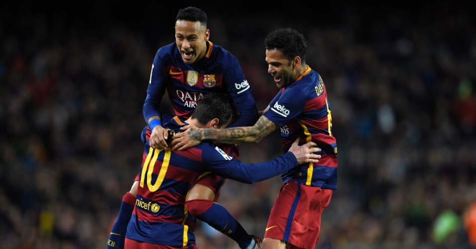 Neymar e Dani Alves abraçam Messi após o argentino abrir o placar para o Barcelona contra o Celta de Vigo