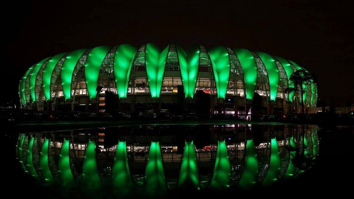 Estádio Beira-Rio, do Internacional, também prestou homenagem à Chape com a cor verde - Reprodução/Facebook