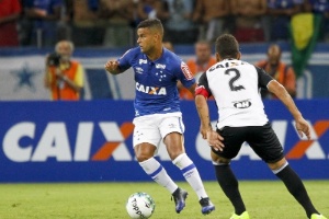 Alisson cita vitória com cara de Cruzeiro e critica juiz por meter a mão