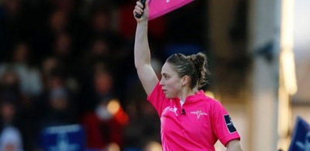Sara Cox será a 1ª mulher a arbitrar um jogo das três primeiras divisões da Inglaterra - @SaraCoxRef/Twitter