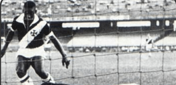 Pele joga no Maracanã com a camisa do Vasco em 1957 - Reprodução/vasco.com.br
