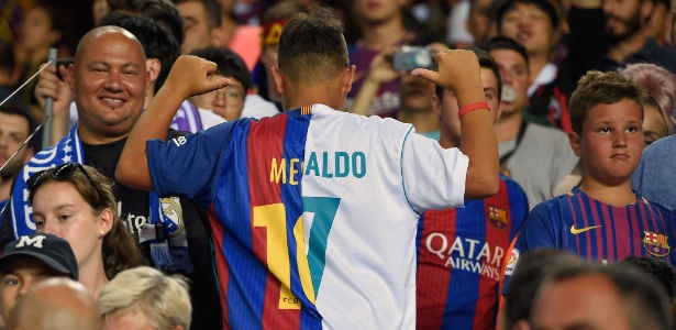 Jogo duplo: garoto foi ao Camp Nou com camisa que mistura Barça e Real - Lluis Gene/AFP - Lluis Gene/AFP
