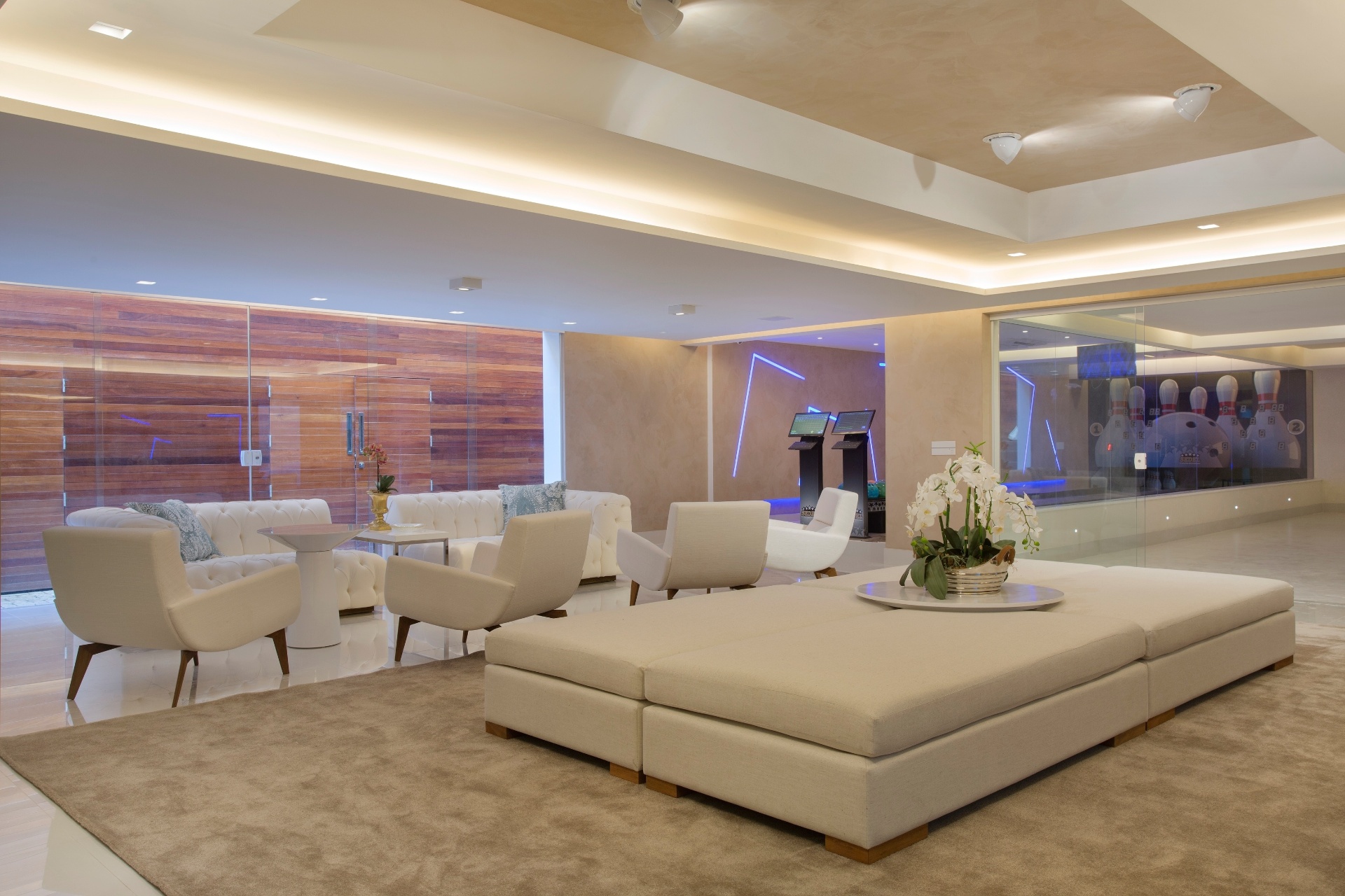 No sub-solo da casa, as decoradoras fizeram um salão de festas com direito a pista de boliche. O andar ainda tem a garagem, área de lavanderia e uma academia equipada - Divulgação