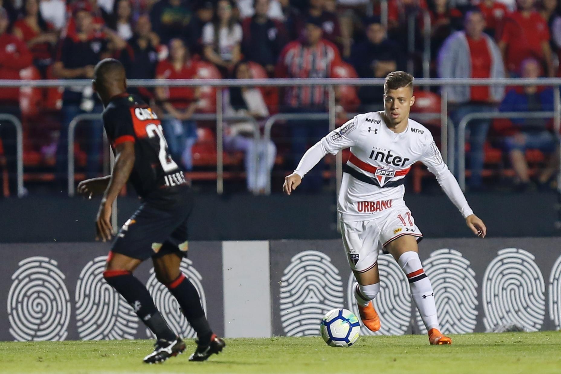 O atacante Lucas Fernandes em lance da partida entre São Paulo e Vitória