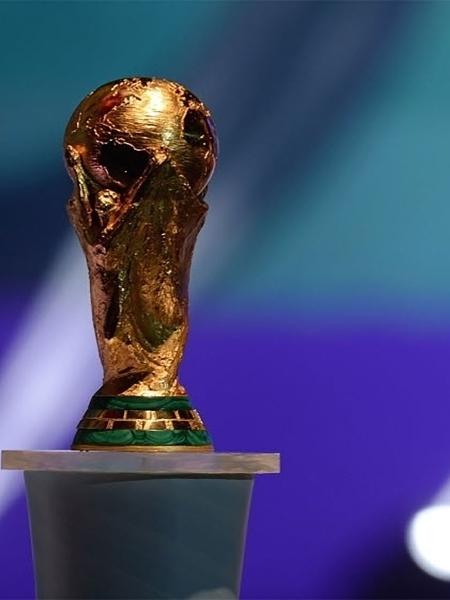Troféu da Copa do Mundo é exibido em evento realizado pela Fifa - AFP PHOTO / VANDERLEI ALMEIDA 