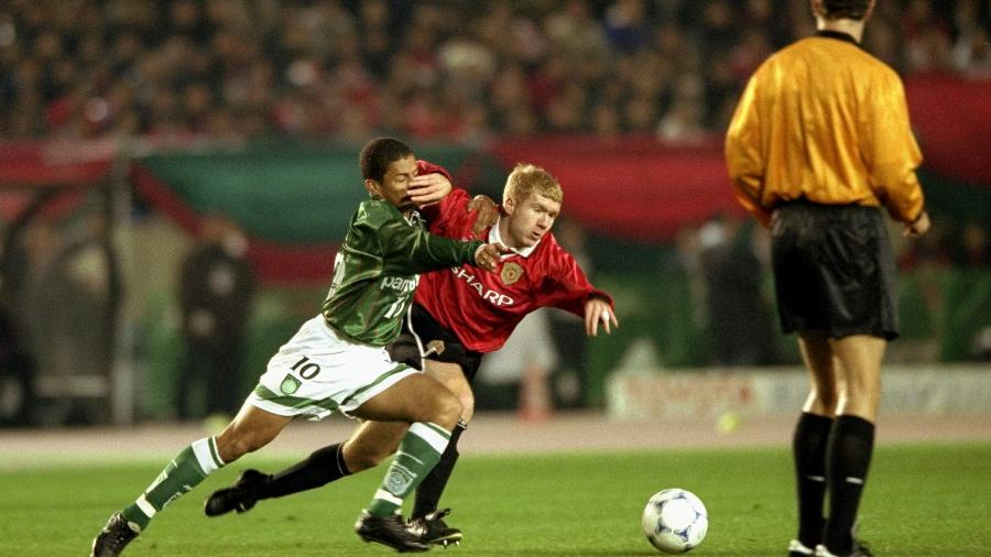 Alex e Scholes disputam bola durante Mundial de 1999, entre Palmeiras e Manchester United - Shaun Botterill /Allsport