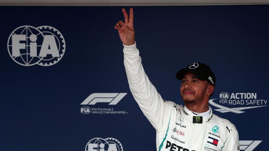 Lewis Hamilton, da Mercedes, comemora pole para o Grande Prêmio do Japão - Behrouz MEHRI / AFP