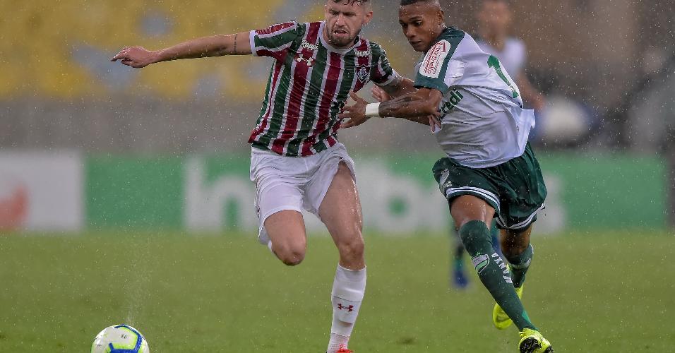 Caio Henrique, do Fluminense, disputa lance com jogador do Luverdense durante partida pela Copa do Brasil 2019