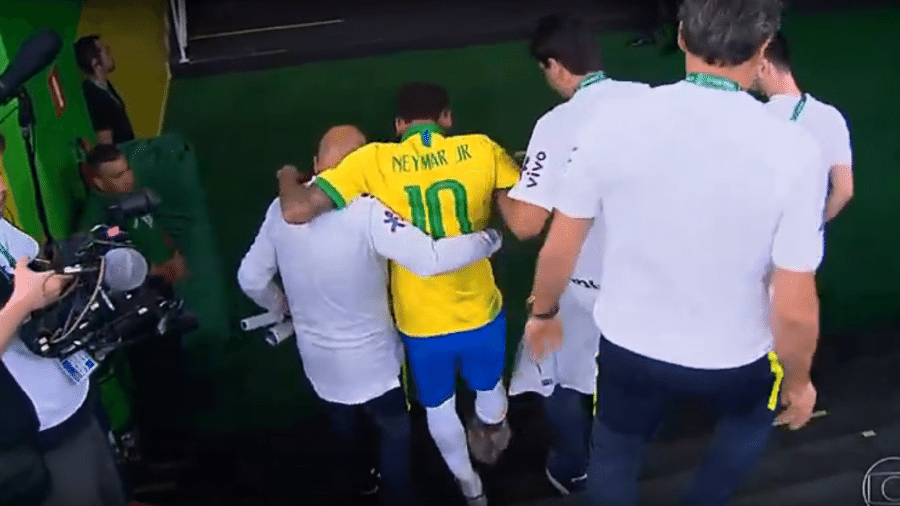 Neymar sai da carregado no primeiro tempo do amistoso do Brasil com a seleção do Qatar, em Brasília - Reprodução