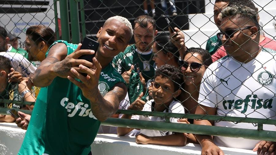 Deyverson tira foto com torcedores do Palmeiras em treino no Ceará - Cesar Greco/Ag Palmeiras/Divulgação