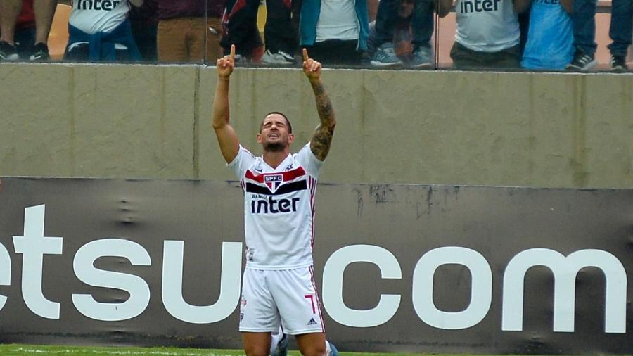Pato comemora segundo gol do São Paulo em cima do Oeste - Bruno Ulivieri/AGIF