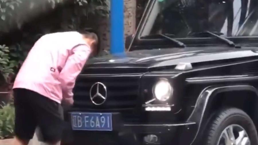 Yu Hanchao e flagrado adulterando placa de carro na China - Reprodução