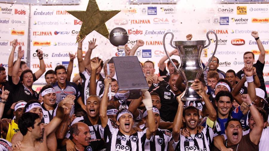 Botafogo levanta a taça do Campeonato Carioca de 2010 - Fernando Soutello/AGIF