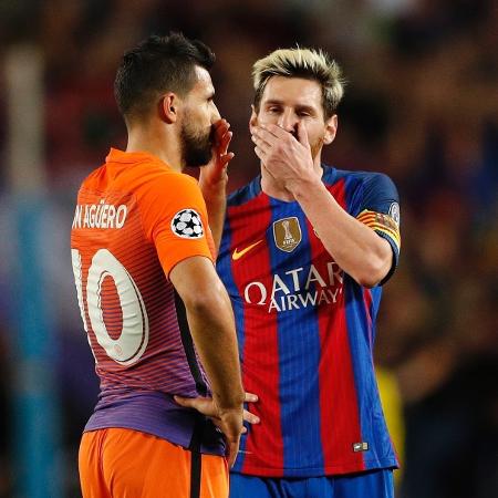 Messi conversa com Kün Agüero, que pode ser seu companheiro de equipe - John Sibley/Reuters