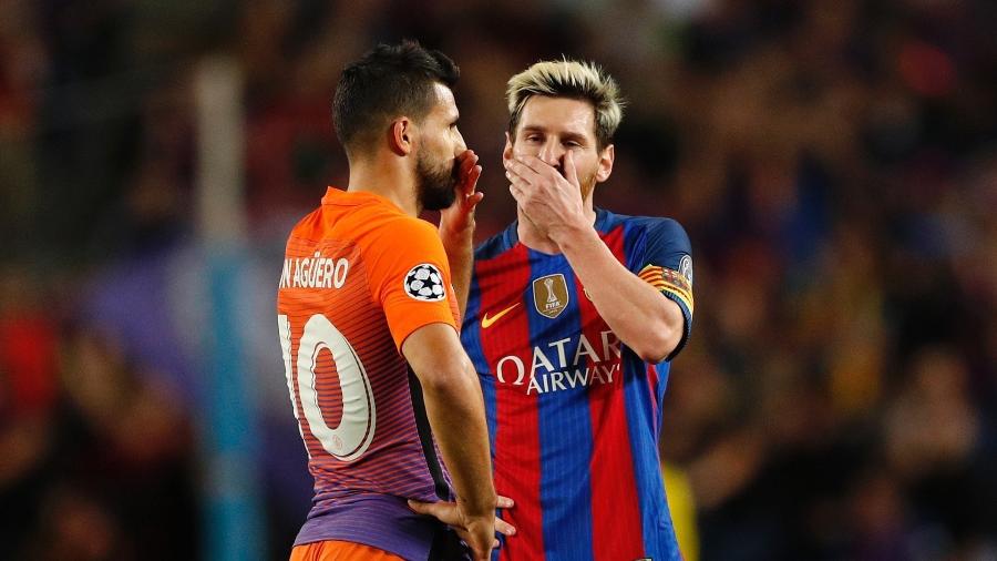 Messi conversa com Kün Agüero, que pode ser seu companheiro de equipe no City - John Sibley/Reuters