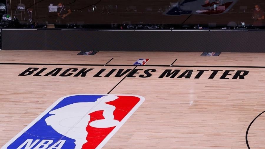 "Vidas Negras Importam" está estampado no chão dos ginásios que os times da NBA estão jogando - Kevin C. Cox/Getty Images