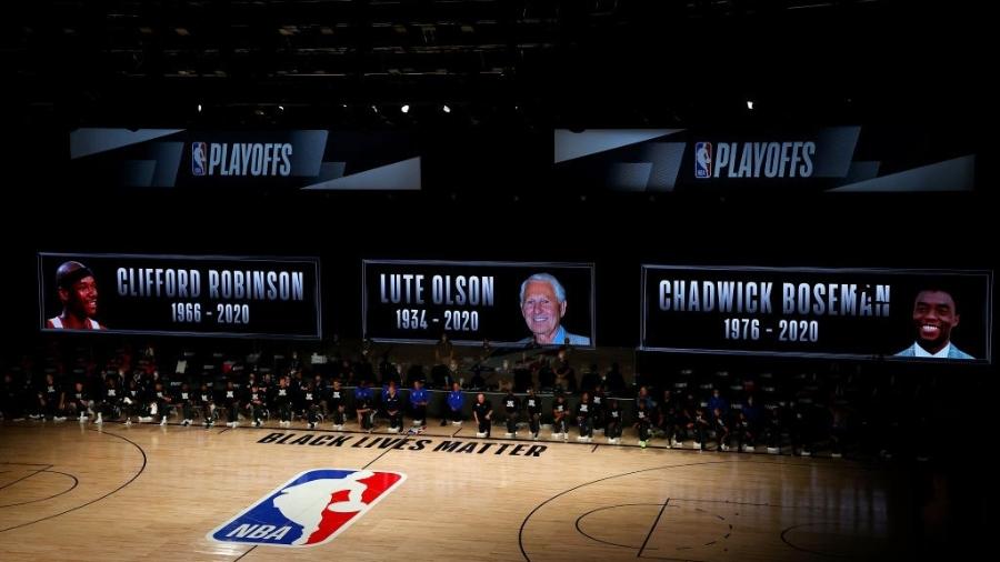 NBA prestou homenagem após as mortes do ator Chadwick Boseman, o Pantera Negra, do ex-jogador da liga Cliff Robinson e do ex-treinador Lute Olson - Kevin C. Cox/Getty Images
