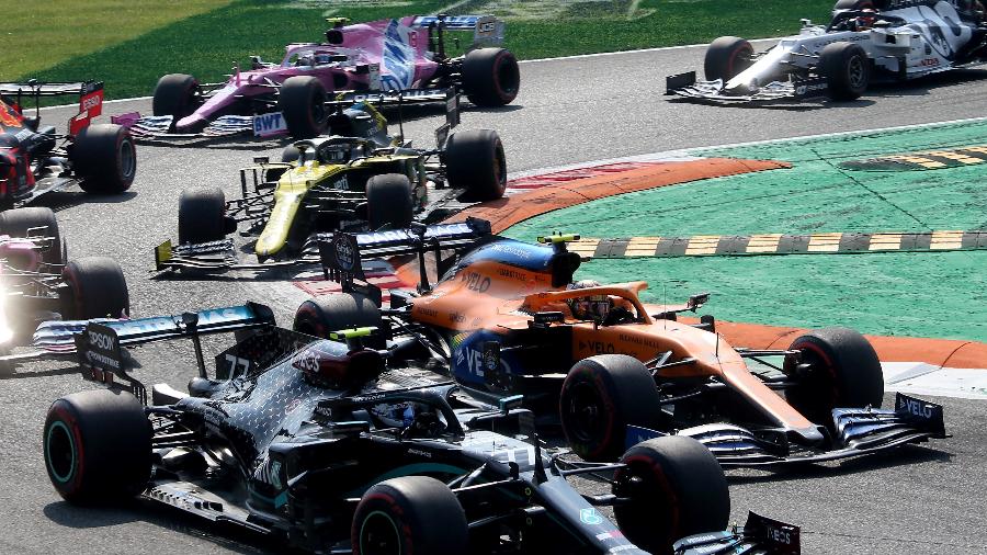 06.set.2020 - Valtteri Bottas, da Merdeces, e Lando Norris, da McLaren, completam volta no GP da Itália de Fórmula 1, no circuito de Monza - Matteo Bazzi/AFP