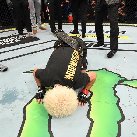 Khabib beija o octógono do UFC antes de anunciar aposentadoria - Josh Hedges/Zuffa LLC via Getty Images - Josh Hedges/Zuffa LLC via Getty Images