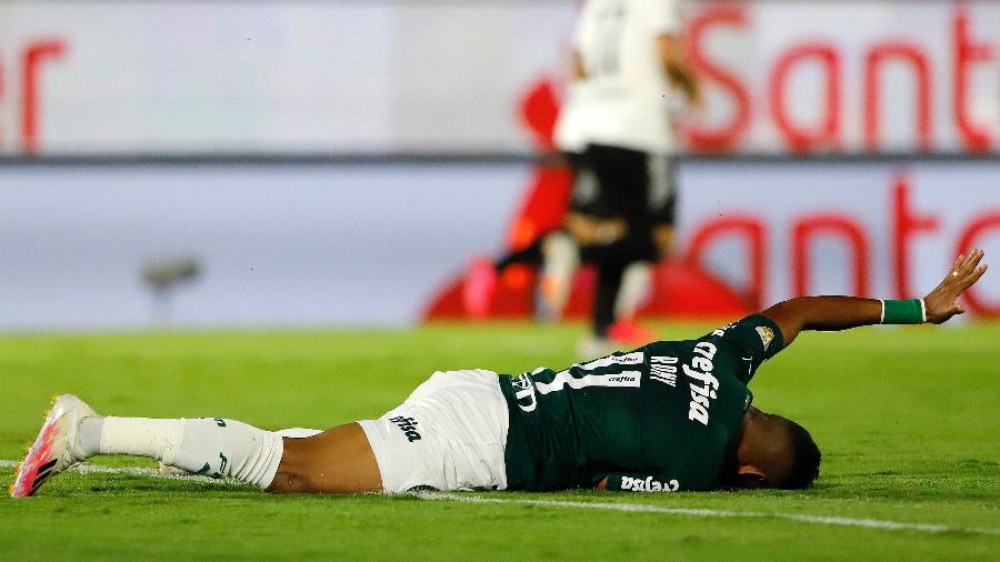 Rony, caído no gramado do Defensores del Chaco, foi protagonista de lance contestado pelo Palmeiras - Nathalia Aguilar - Pool/Getty Images