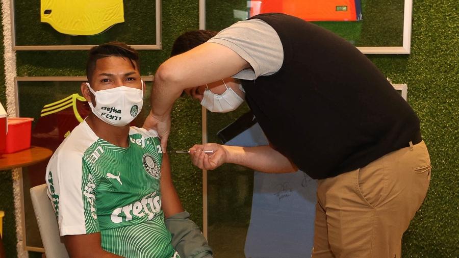 Rony, jogador do Palmeiras, toma vacina contra covid-19 no Paraguai - Cesar Greco/Palmeiras