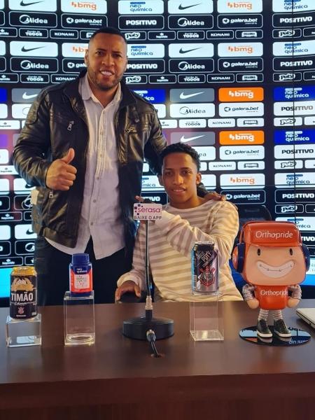Ruan Rodrigo e o empresário Everton Olveira após assinar com o Corinthians - Arquivo Pessoal