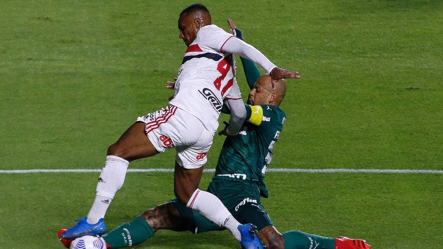 Felipe Melo tenta desarmar Marquinhos, durante a partida entre São Paulo e Palmeiras - Miguel Schincariol/Getty Images