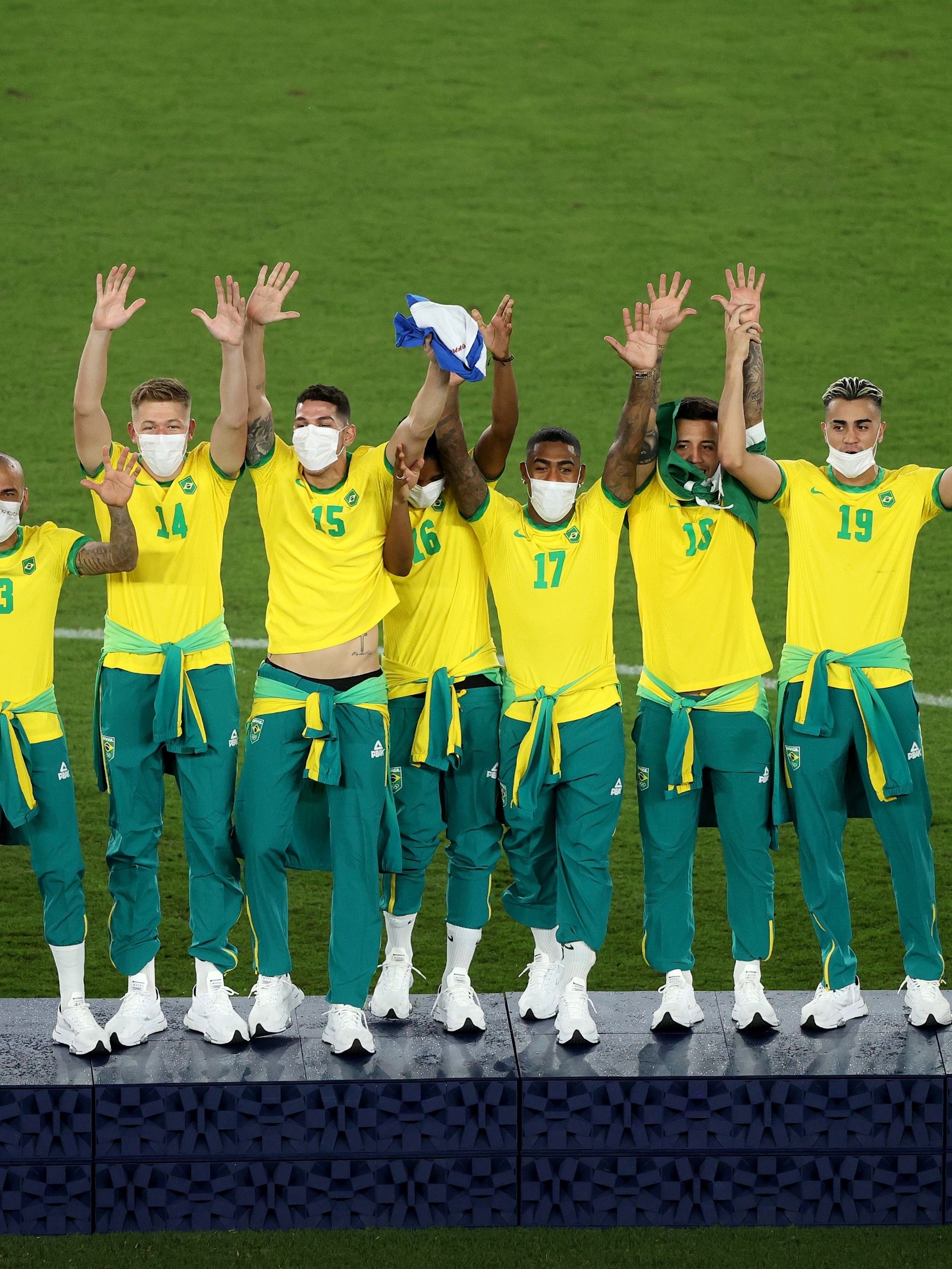 Peak se posiciona e critica uso de camisa da Nike no pódio do futebol