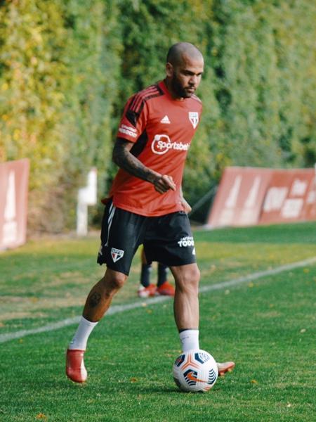 Daniel Alves em ação no treino do São Paulo, no CT da Barra Funda - Fellipe Lucena / saopaulofc