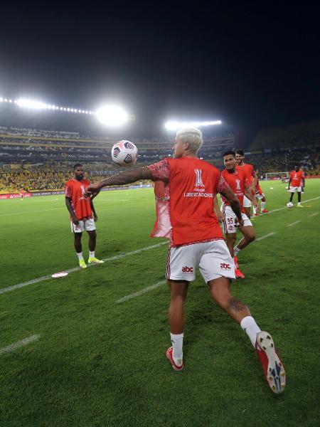 Jogadores do Flamengo com o colete laranja em Guayaquil; coletes verdes sumiram - Staff Images / CONMEBOL