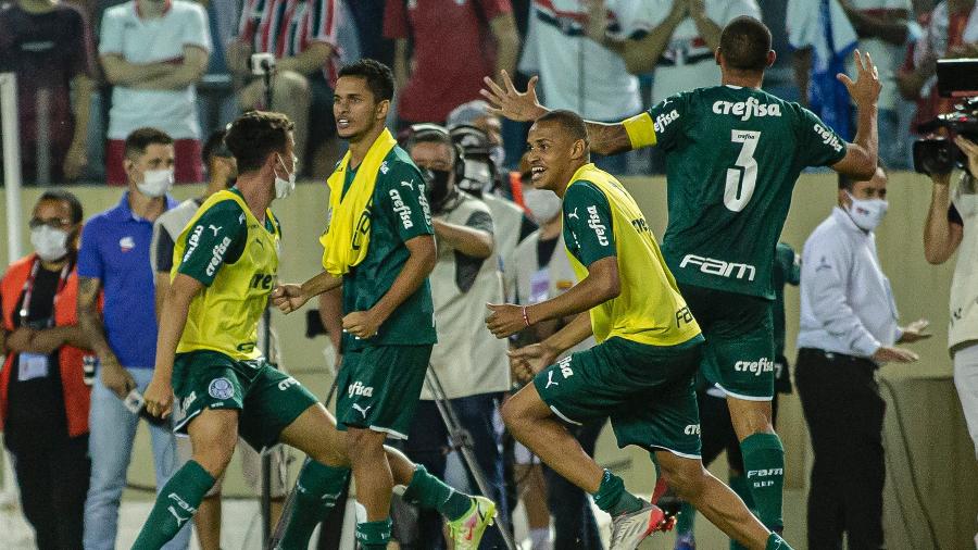 Jogadores do Palmeiras comemoram classificação para a final da Copinha - Diogo Reis/AGIF