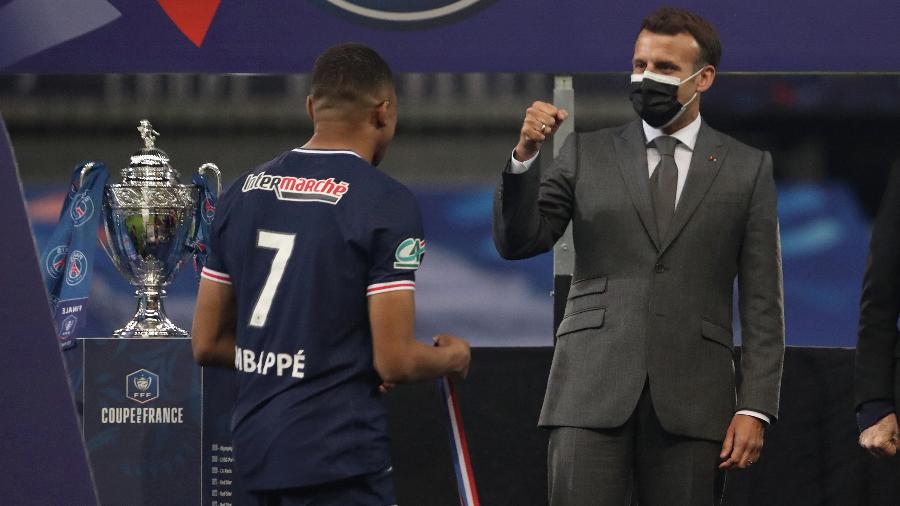 O presidente da França, Emmanuel Macron, e o atacante do PSG, Kylian Mbappé, na final da Copa da França de 2021 - Xavier Laine/Getty