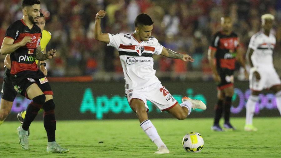 Rodrigo Nestor em ação com a camisa do São Paulo na partida contra o Campinense, válida pela Copa do Brasil - MARLON COSTA/FUTURA PRESS/FUTURA PRESS/ESTADÃO CONTEÚDO