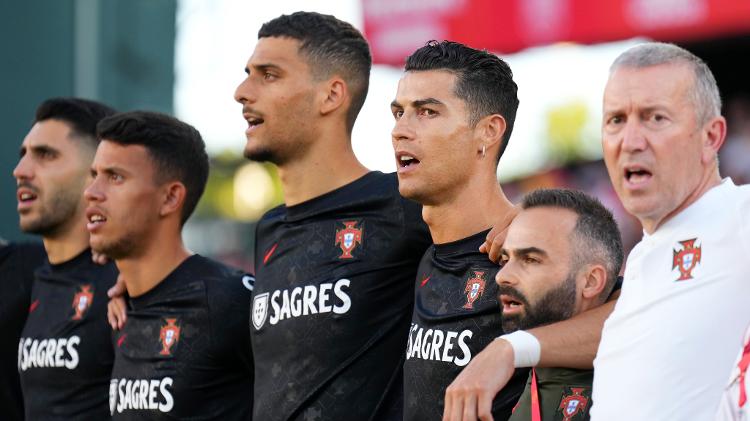 Cristiano Ronaldo abraza a sus compañeros de filial antes del partido contra España - Angel Martinez - UEFA / UEFA via Getty Images - Angel Martinez - UEFA / UEFA via Getty Images