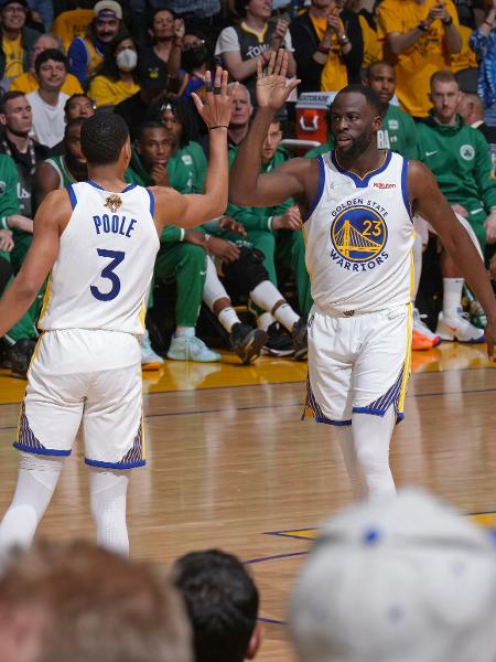 Jordan Poole e Draymond Green, do Golden State Warriors, em jogo contra o Boston Celtics -  Garrett Ellwood/NBAE via Getty Images