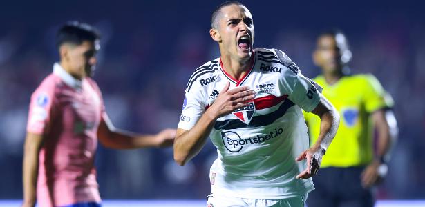 Rodriguinho comemora gol marcado para o São Paulo contra a Universidad Católica