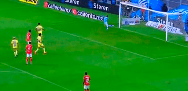 Volpi saca el gol desde la mitad del camino en el tiempo añadido en México