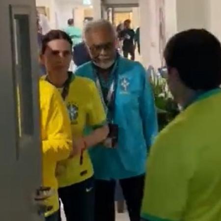 Gilberto Gil (de azul) foi alvo de bolsonaristas durante Brasil x Sérvia - Reprodução/Twitter