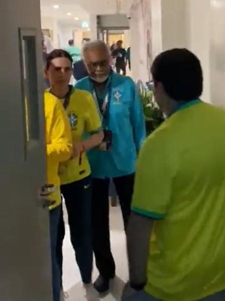 Gilberto Gil (de azul) foi alvo de bolsonaristas antes do jogo entre Brasil e Sérvia - Reprodução/Twitter