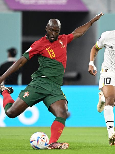 Danilo Pereira em ação no jogo entre Portugal x Gana pela Copa do Mundo do Qatar - PATRICIA DE MELO MOREIRA / AFP