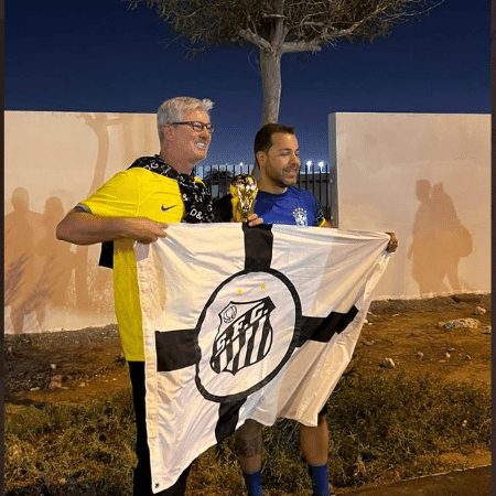 Ainda no Qatar, Odair tira foto com torcedor do Santos - Reprodução